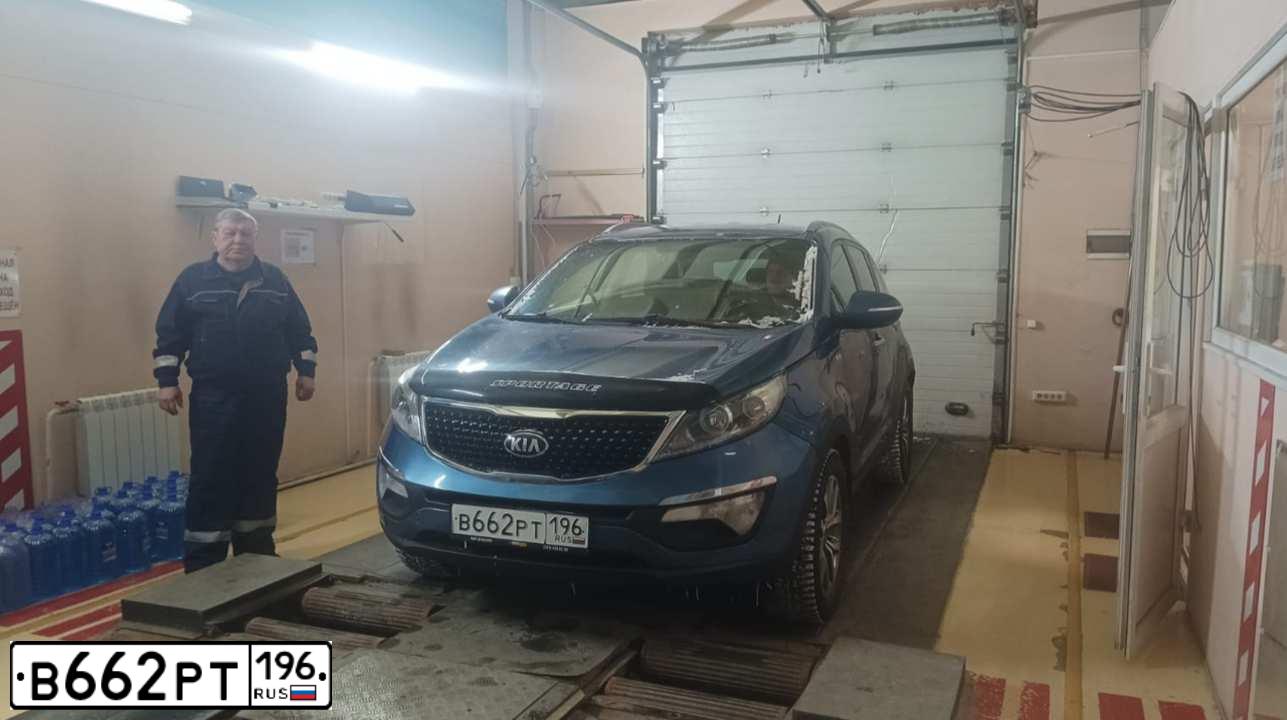 Фото автомобиля KIA SPORTAGE, 2014 — госномер О148РЕ196. Цвет: синий