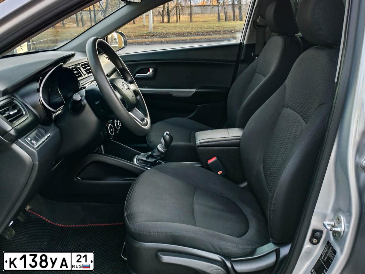 Фото автомобиля KIA RIO, 2014 — госномер М796НМ21. Цвет: СЕРЕБРИСТЫЙ