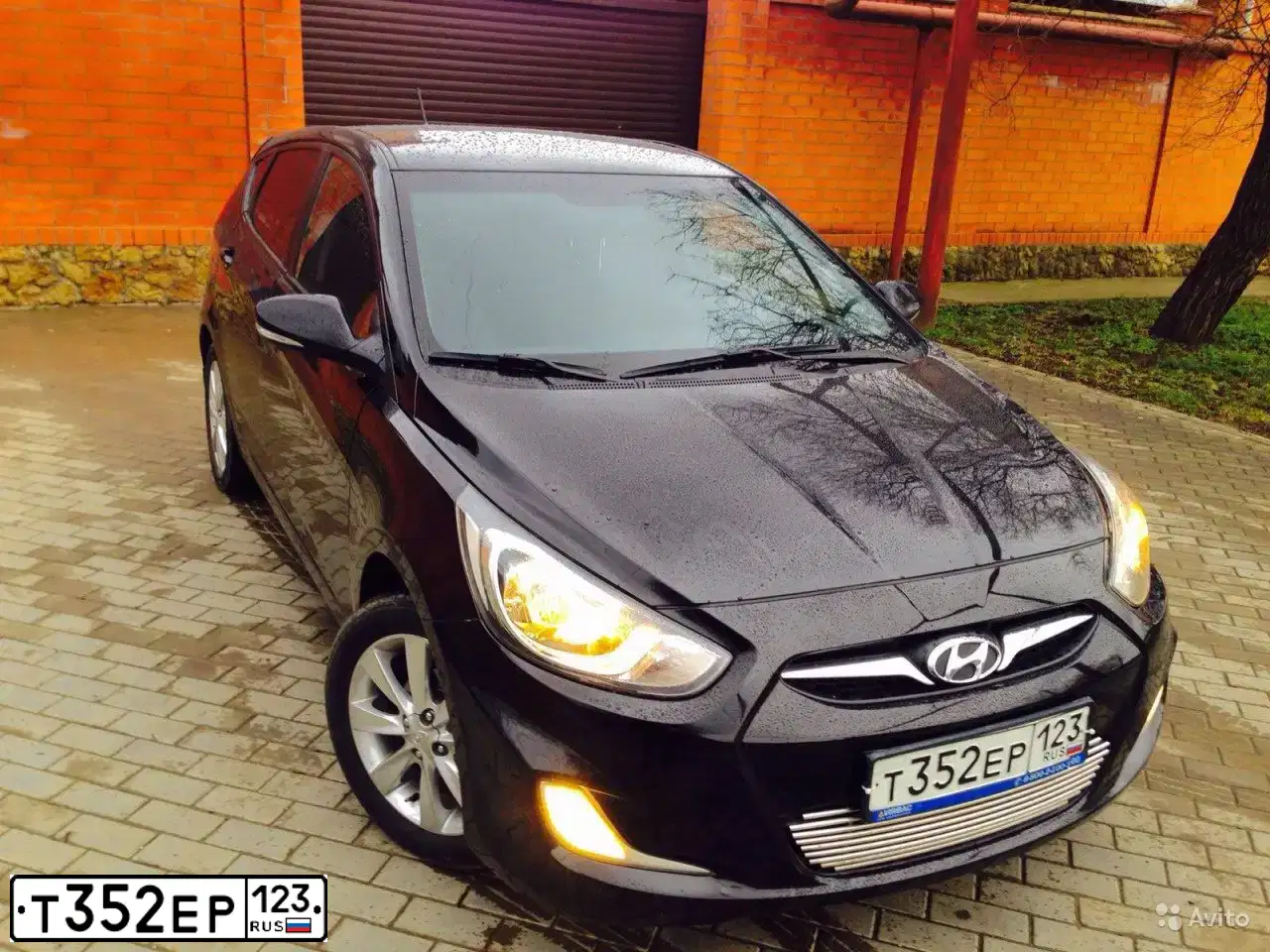 Фото автомобиля HYUNDAI SOLARIS, 2012 — госномер Т352ЕР123. Цвет: ЧЕРНЫЙ