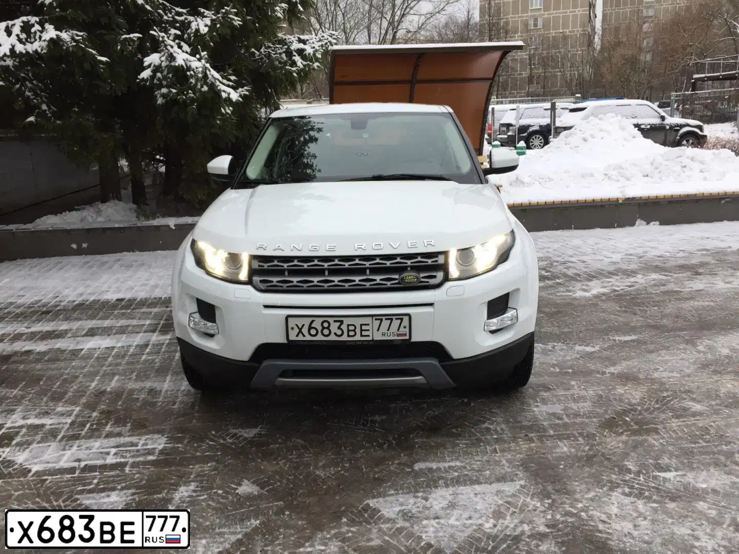 Фото автомобиля LANDROVER RANGE ROVER EVOQUE, 2014 — госномер Х683ВЕ777. Цвет: БЕЛЫЙ