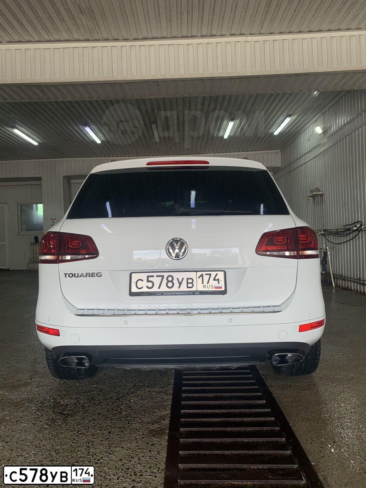 Фото автомобиля VOLKSWAGEN TOUAREG, 2013 — госномер Р020ЕО70. Цвет: Белый