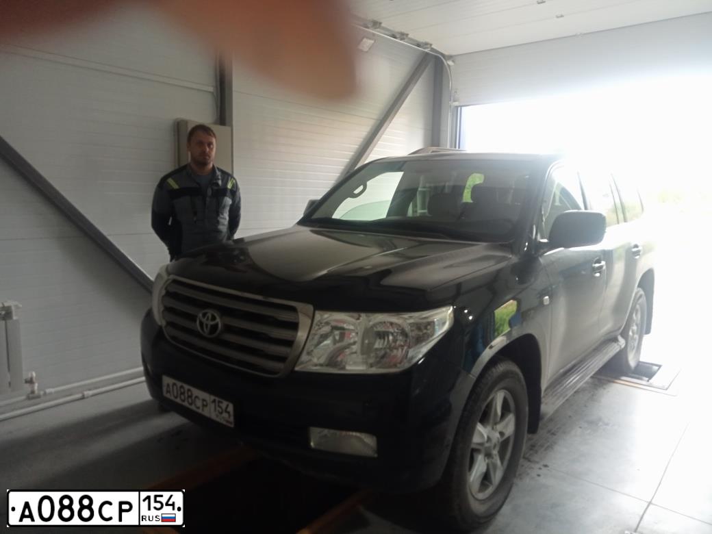 Фото автомобиля TOYOTA LANDCRUISER 200, 2010 — госномер А088СР154. Цвет: ЧЕРНЫЙ