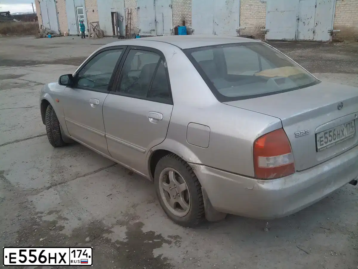 Фото автомобиля MAZDA 323, 2000 — госномер Р304НУ196. Цвет: СЕРЫЙ