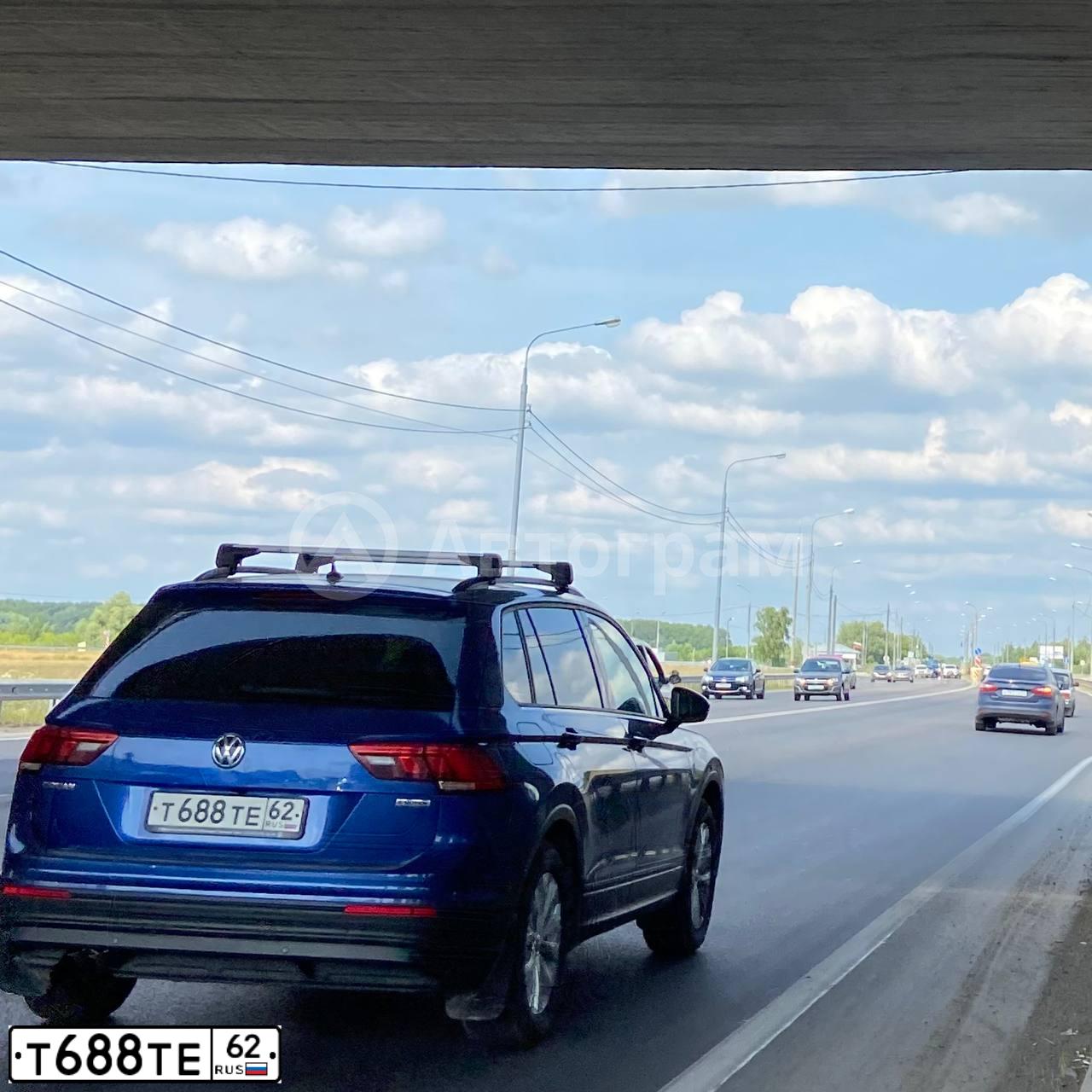 Фото автомобиля VOLKSWAGEN TIGUAN, 2020 — госномер Т688ТЕ62. Цвет: ЯРКО-СИНИЙ