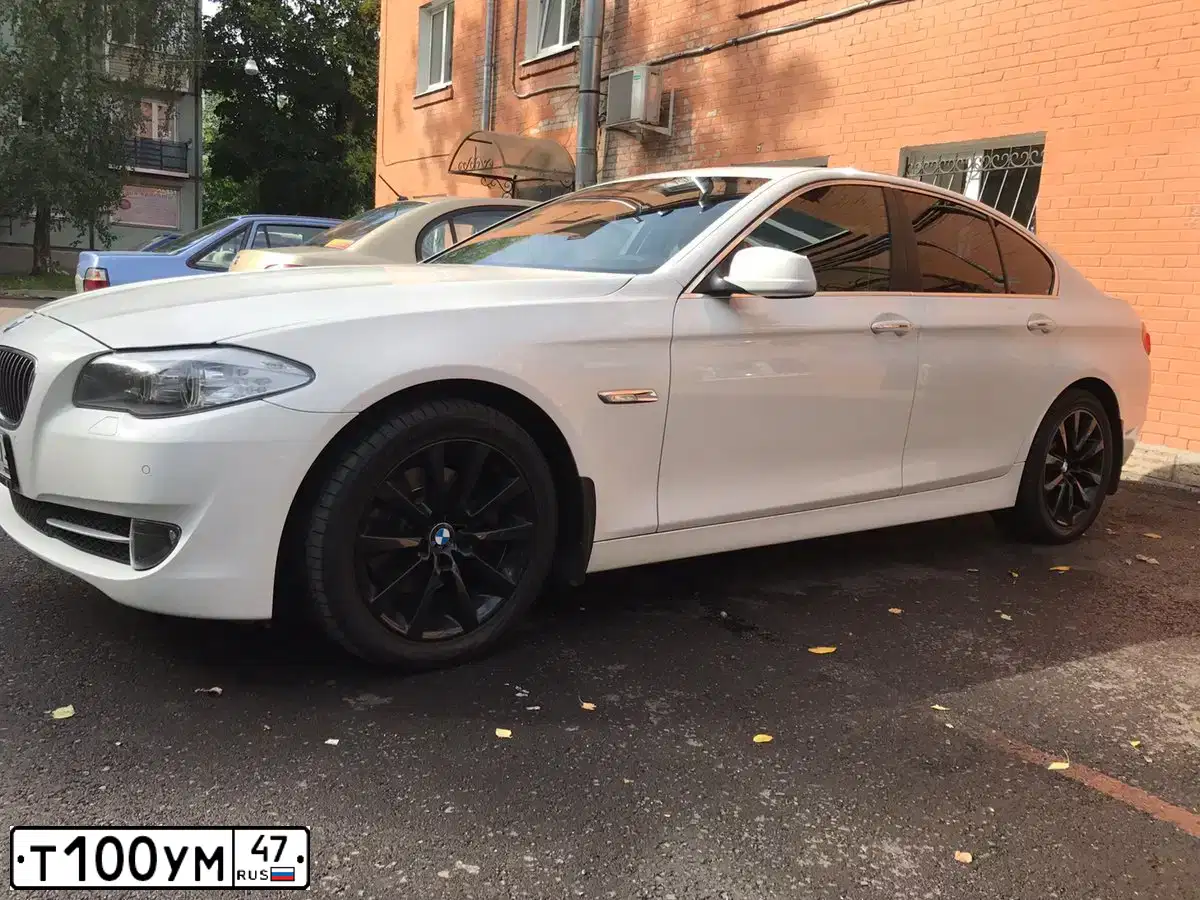 Фото автомобиля BMW SERIE 5, 2011 — госномер М893ТН10. Цвет: Белый