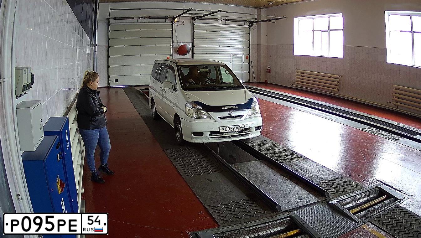 Фото автомобиля NISSAN SERENA, 2004 — госномер Р095РЕ54