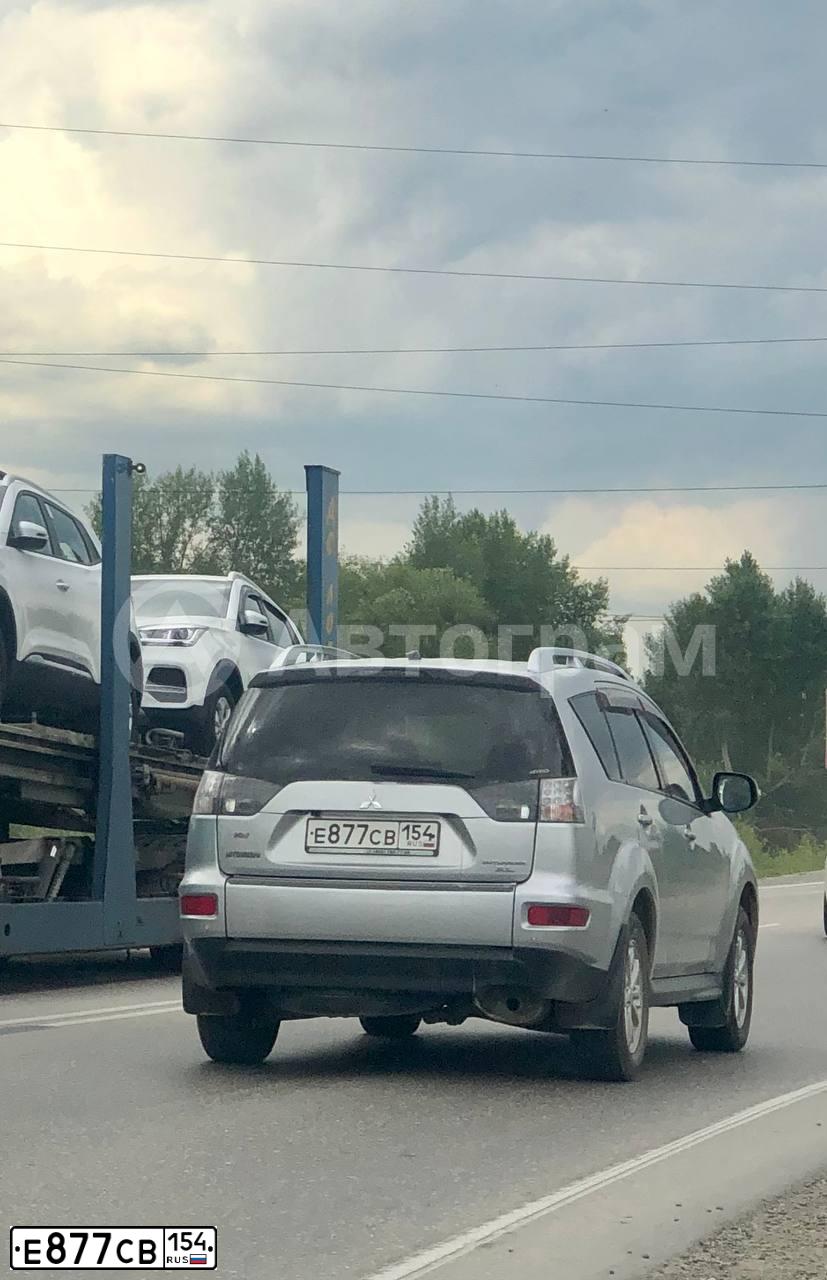 Фото автомобиля MITSUBISHI OUTLANDER, 2010 — госномер Е877СВ154. Цвет: СЕРЕБРИСТЫЙ