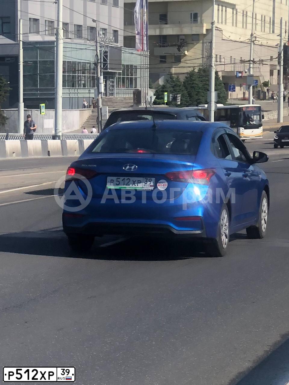 Фото автомобиля HYUNDAI SOLARIS, 2017 — госномер Т500ЕМ39. Цвет: БЕЛЫЙ