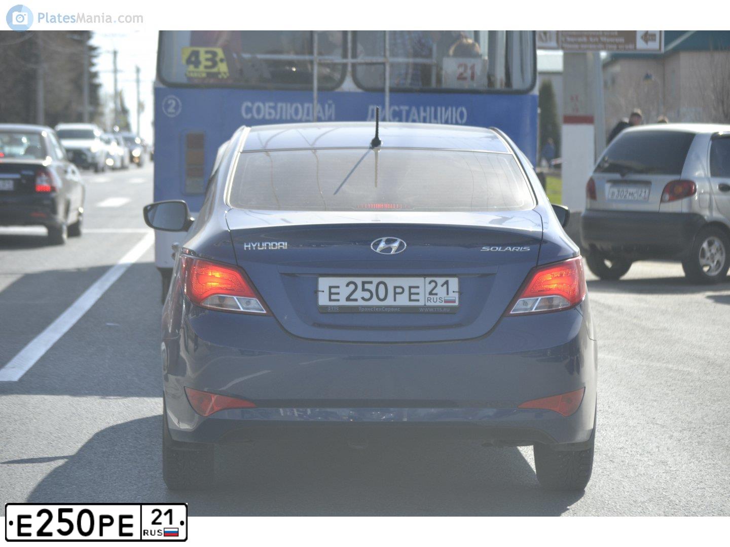 Фото автомобиля HYUNDAI SOLARIS, 2015 — госномер Е250РЕ21. Цвет: СИНИЙ