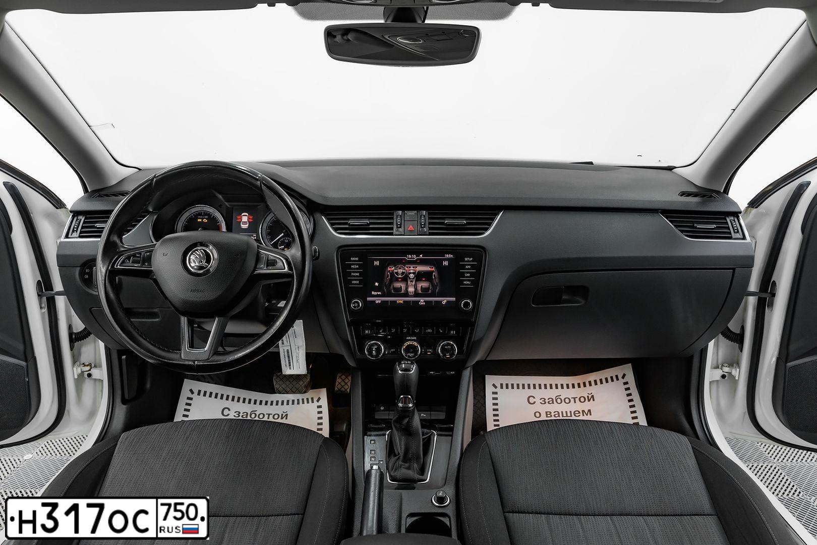 Фото автомобиля SKODA OCTAVIA, 2017 — госномер М220УЕ67. Цвет: Белый