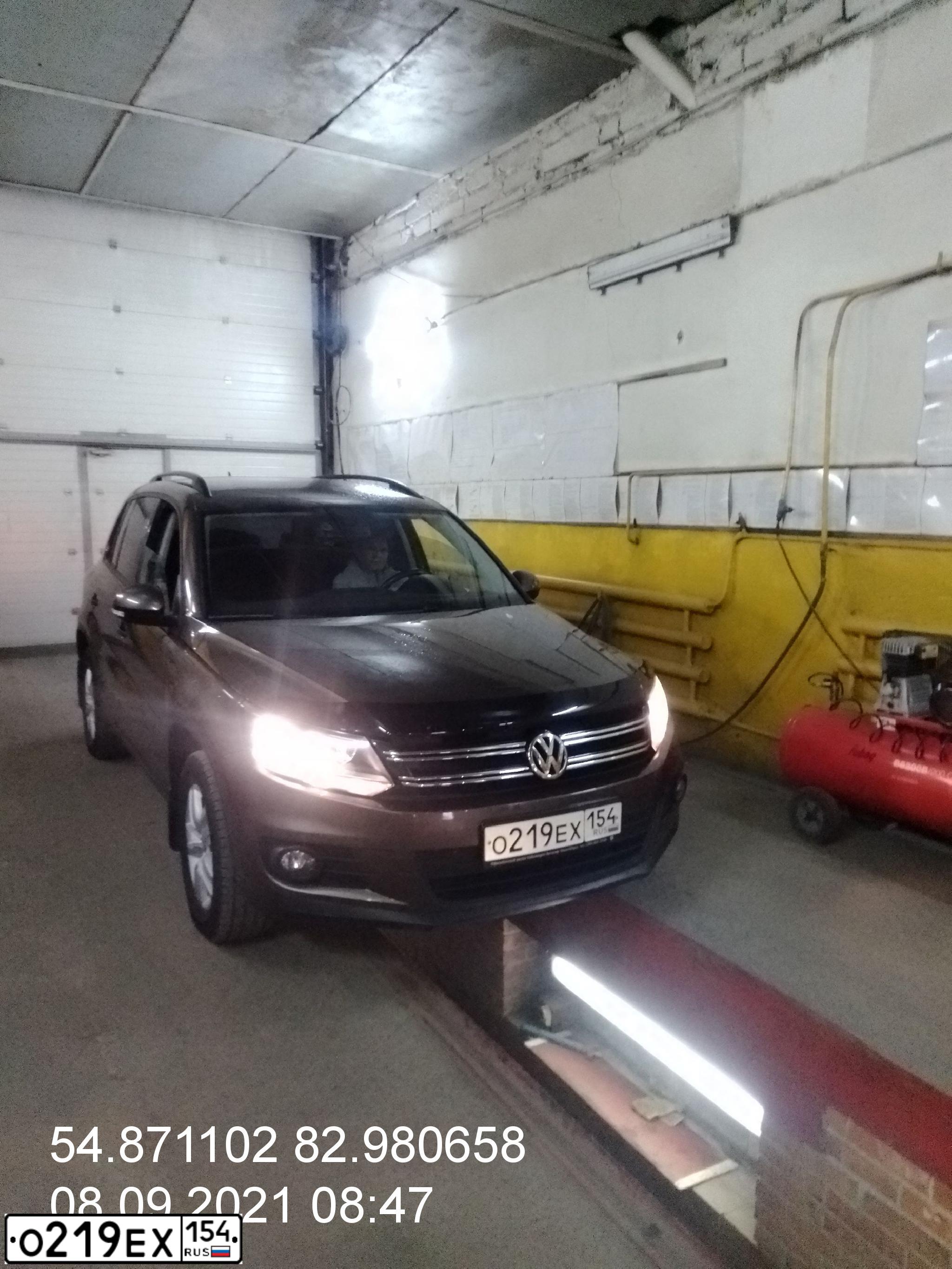 Фото автомобиля VOLKSWAGEN TIGUAN, 2015 — госномер О219ЕХ154. Цвет: КОРИЧНЕВЫЙ