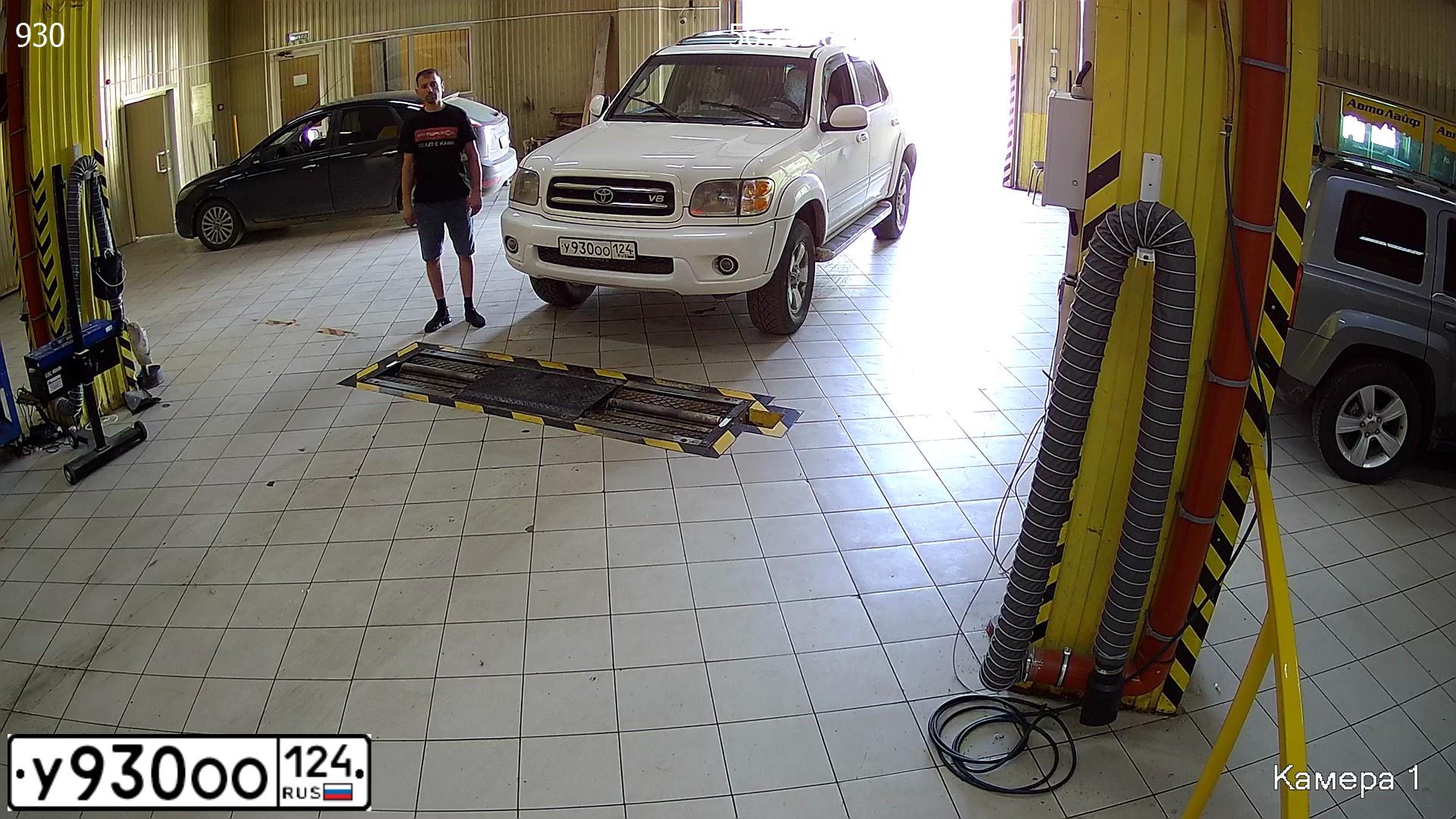 Фото автомобиля TOYOTA SEQUOIA, 2002 — госномер У930ОО124. Цвет: Белый