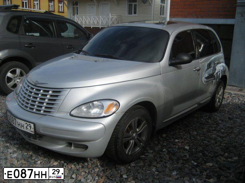 Фото автомобиля CHRYSLER PT CRUISER, 2000 — госномер Е087НН29. Цвет: СВЕТЛО-СЕРЫЙ