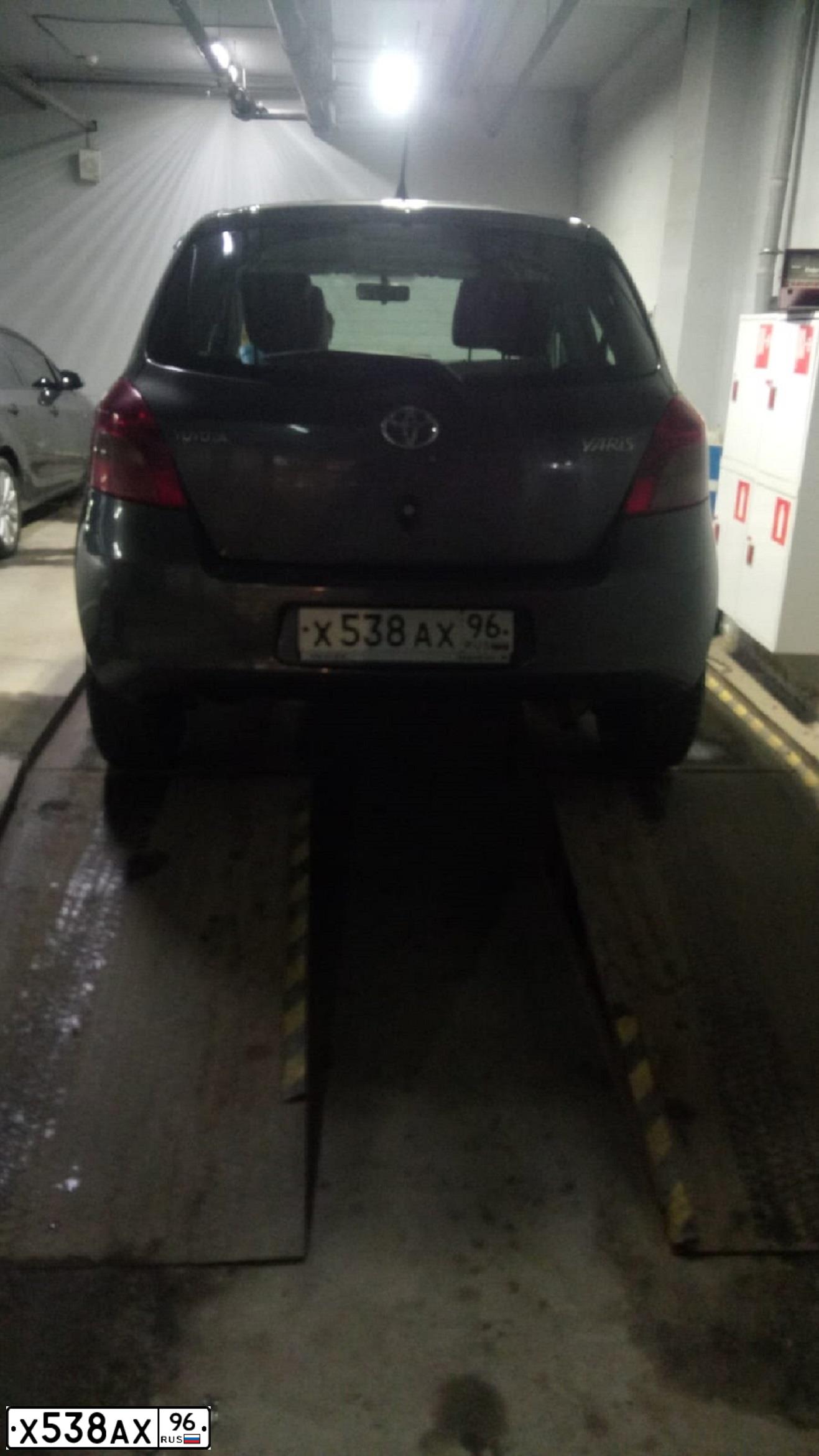 Фото автомобиля TOYOTA YARIS, 2007 — госномер Х538АХ96. Цвет: СЕРЫЙ