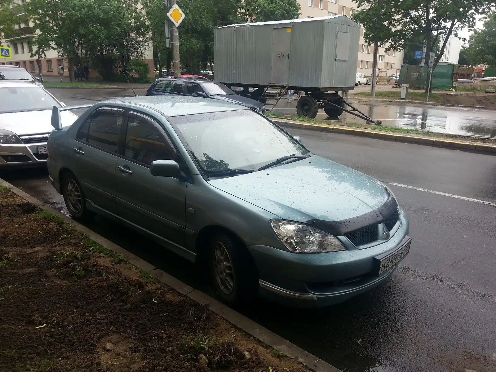 Фото автомобиля MITSUBISHI LANCER, 2006 — госномер Р156ОУ43. Цвет: СВЕТЛО-СЕРО-ЗЕЛЕНЫЙ