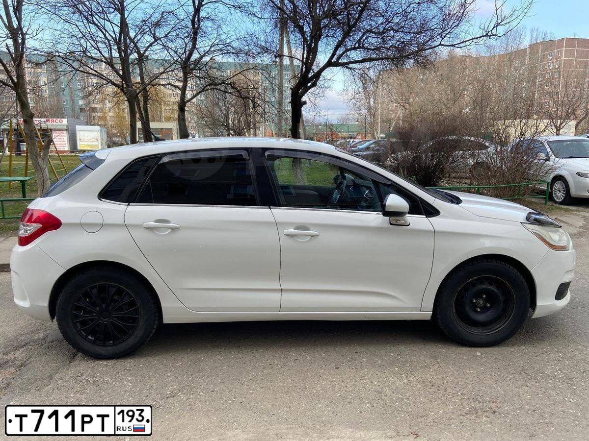 Фото автомобиля CITROEN C4, 2011 — госномер М667ОМ67. Цвет: Белый