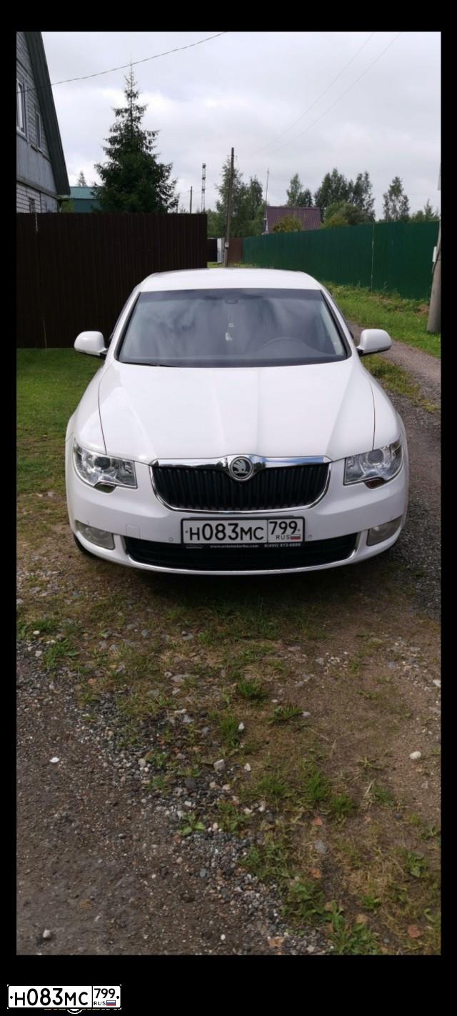 Фото автомобиля SKODA SUPERB, 2012 — госномер Н083МС799. Цвет: Белый