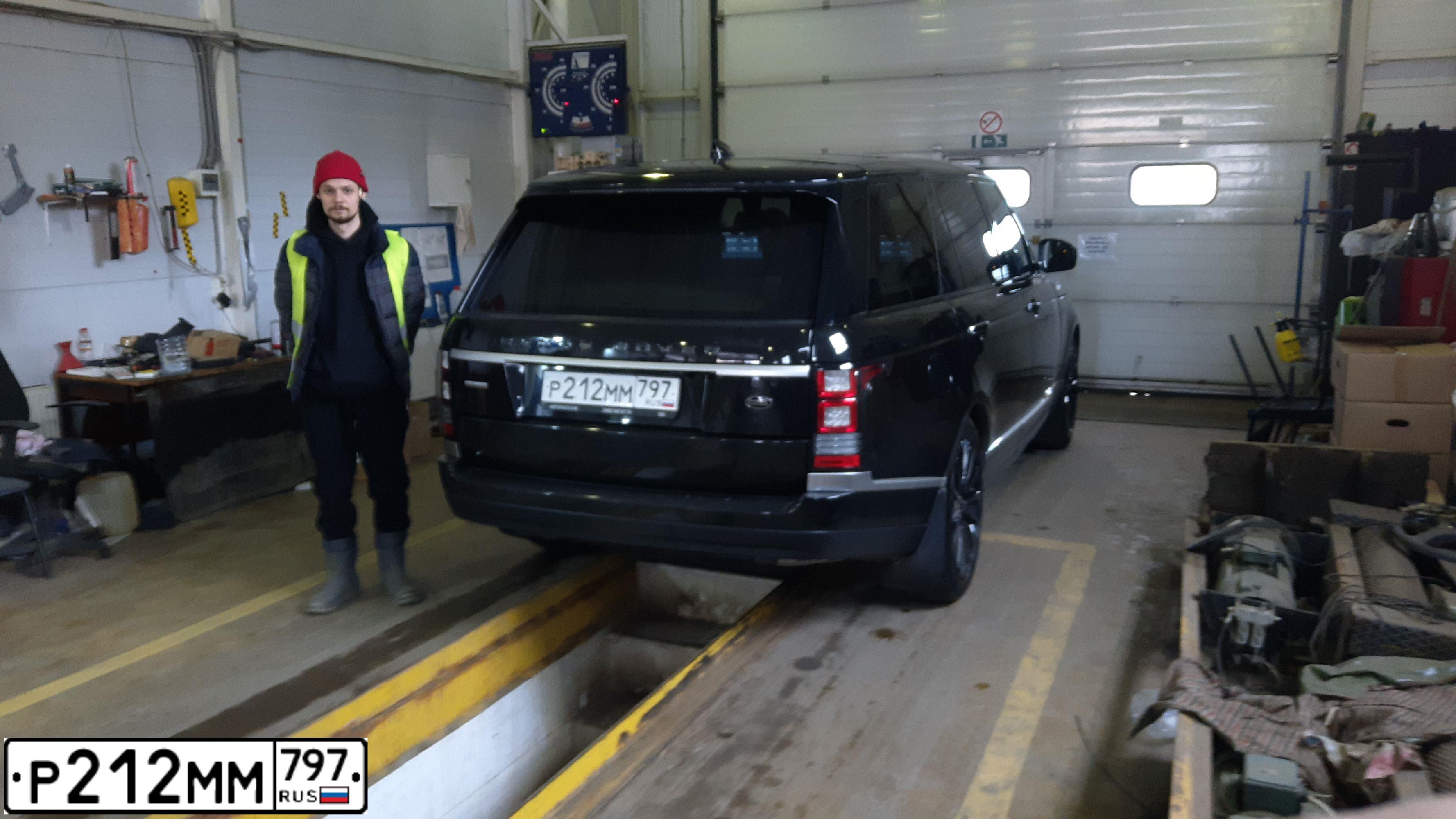 Фото автомобиля LANDROVER RANGE ROVER, 2017 — госномер В321ТР799. Цвет: ЧЕРНЫЙ