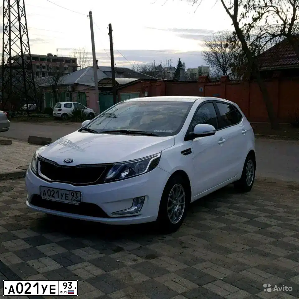 Фото автомобиля KIA RIO, 2014 — госномер А021УЕ93. Цвет: Белый
