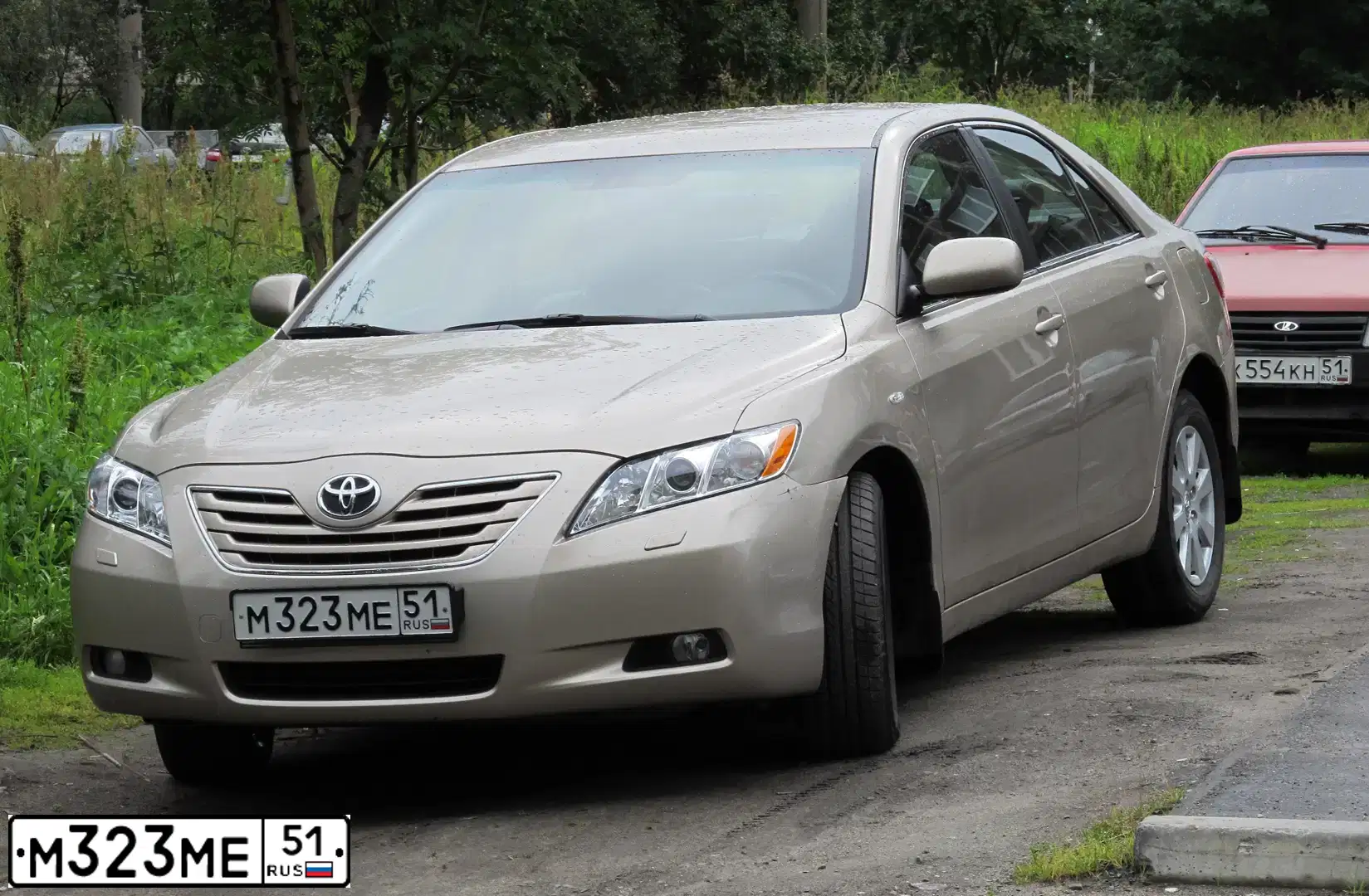 Фото автомобиля TOYOTA CAMRY, 2006 — госномер М323МЕ51. Цвет: БЕЖЕВЫЙ