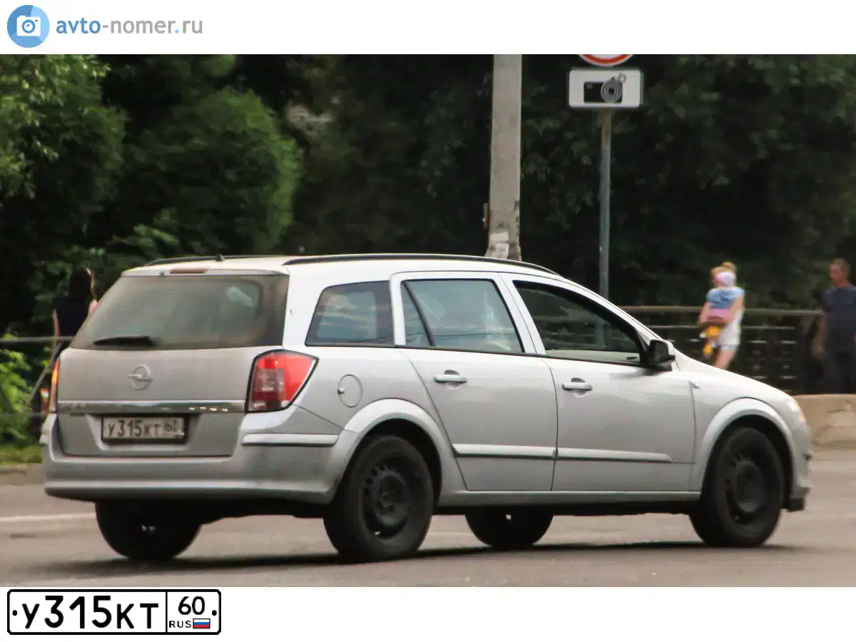 Фото автомобиля OPEL ASTRA, 2008 — госномер У315КТ60. Цвет: Серебристый