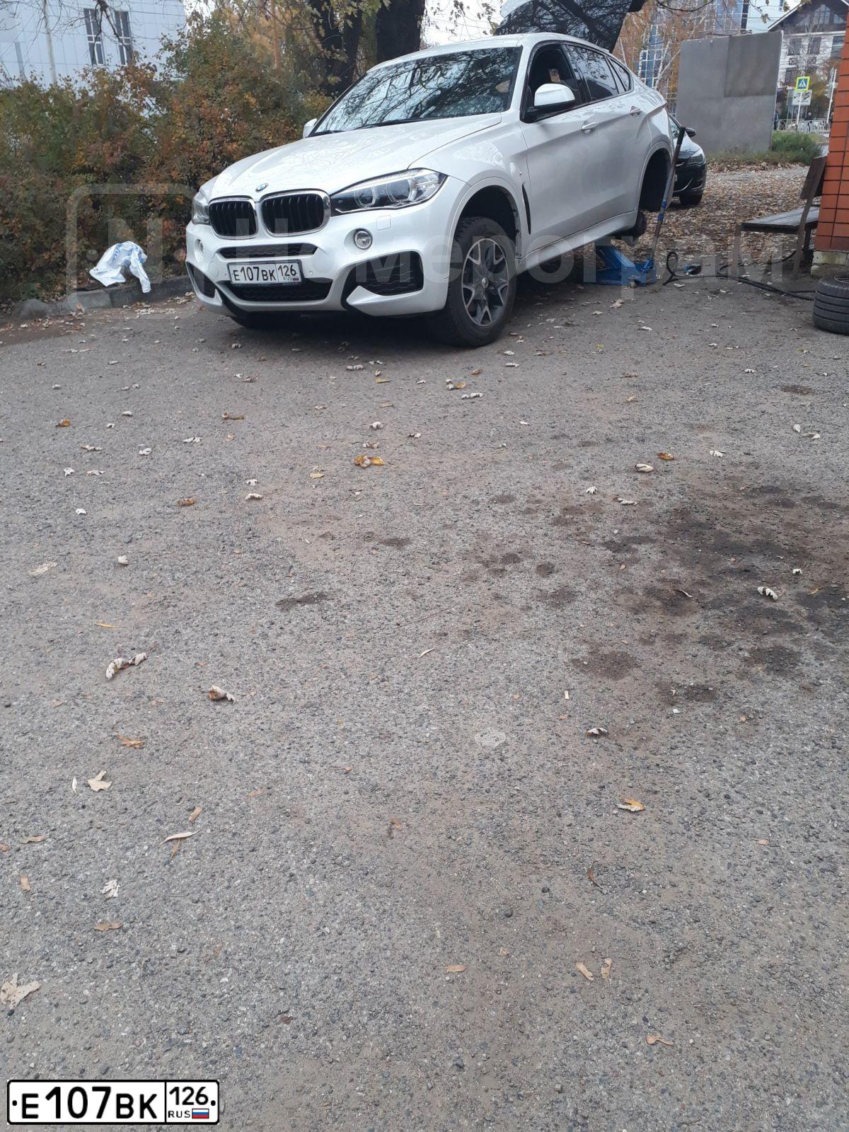 Фото автомобиля BMW X6, 2018 — госномер Е107ВК126. Цвет: БЕЛЫЙ МЕТАЛЛИК