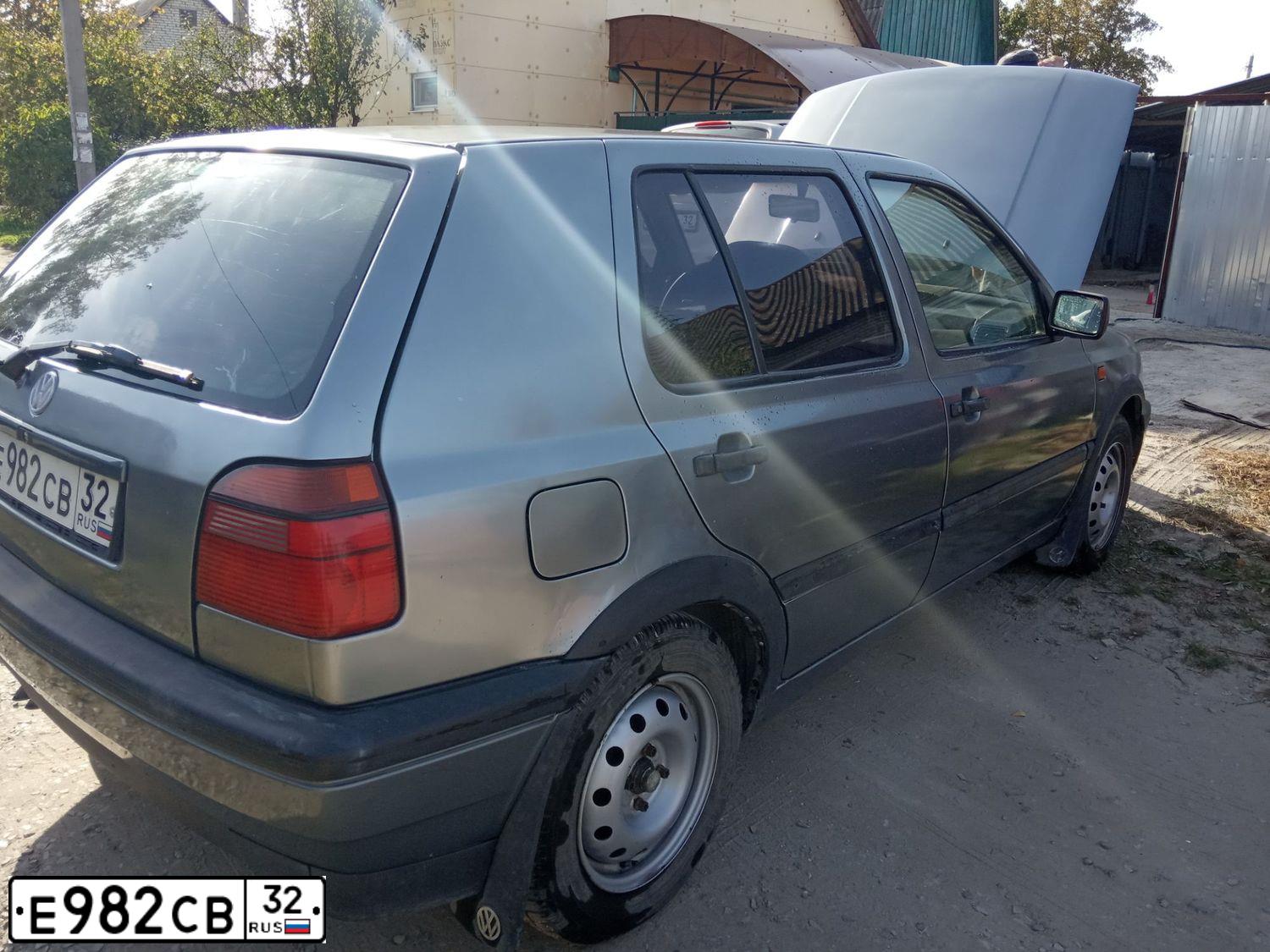 Фото автомобиля VOLKSWAGEN GOLF, 1992 — госномер Н907ТТ32. Цвет: СЕРЫЙ