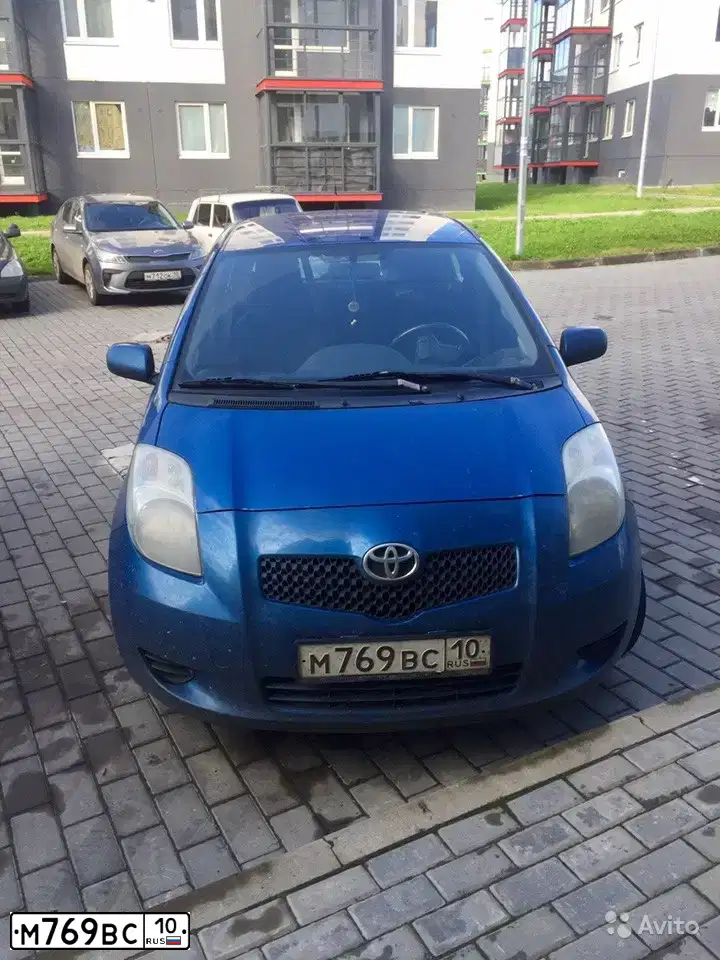 Фото автомобиля TOYOTA YARIS, 2007 — госномер А608НН155. Цвет: синий