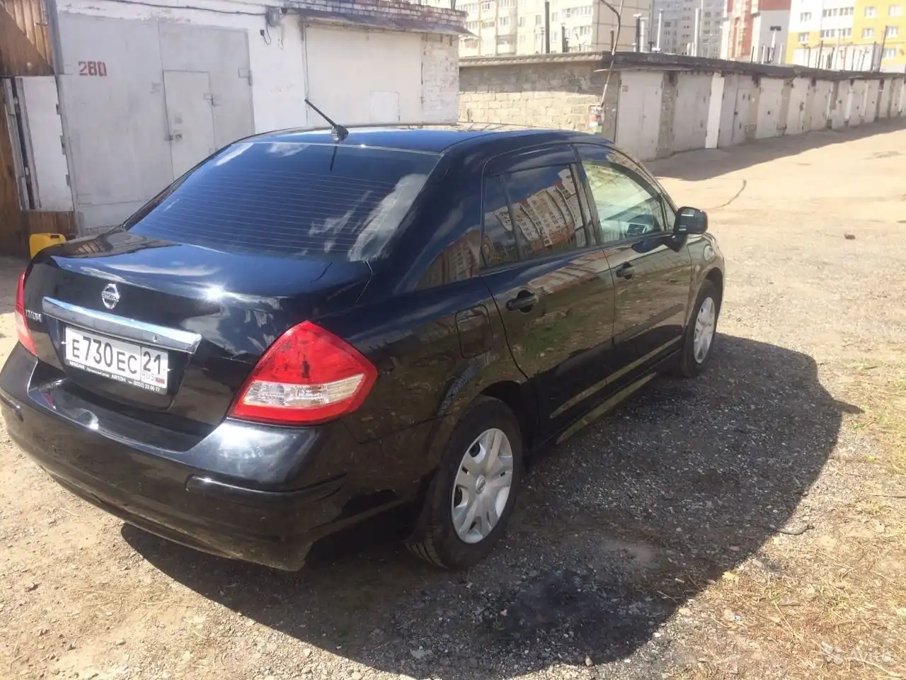 Фото автомобиля NISSAN TIIDA, 2013 — госномер Е730ЕС21. Цвет: ЧЕРНЫЙ