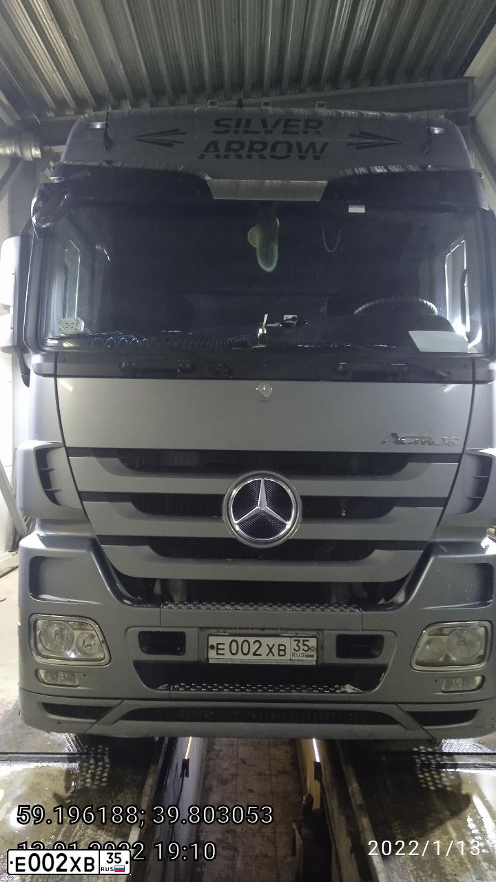 Фото автомобиля MERCEDES ACTROS, 2017 — госномер Е002ХВ35. Цвет: Серебристый