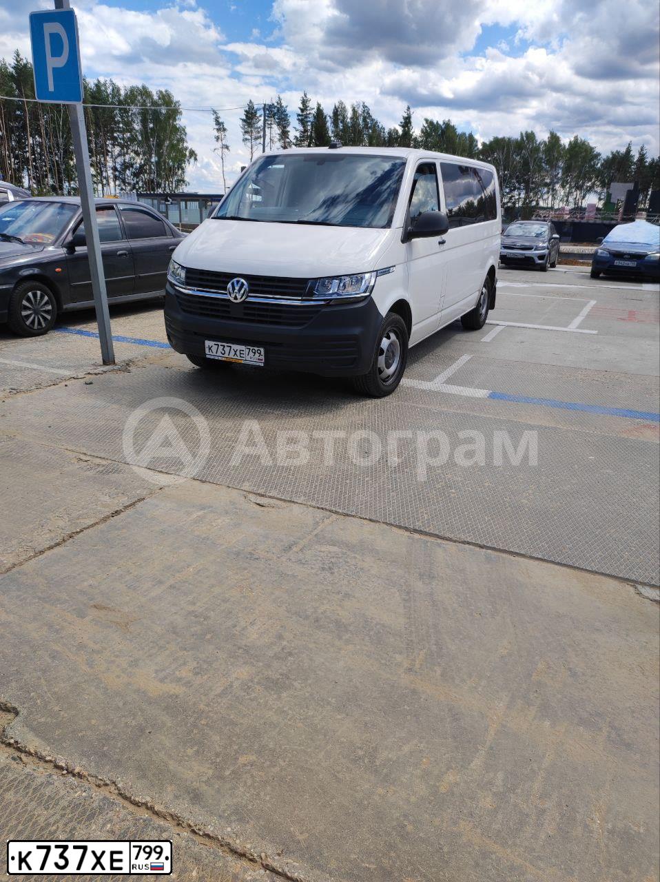 Фото автомобиля VOLKSWAGEN CARAVELLE, 2020 — госномер К737ХЕ799. Цвет: Белый