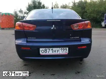 Фото автомобиля MITSUBISHI LANCER, 2008 — госномер О871НУ199. Цвет: синий