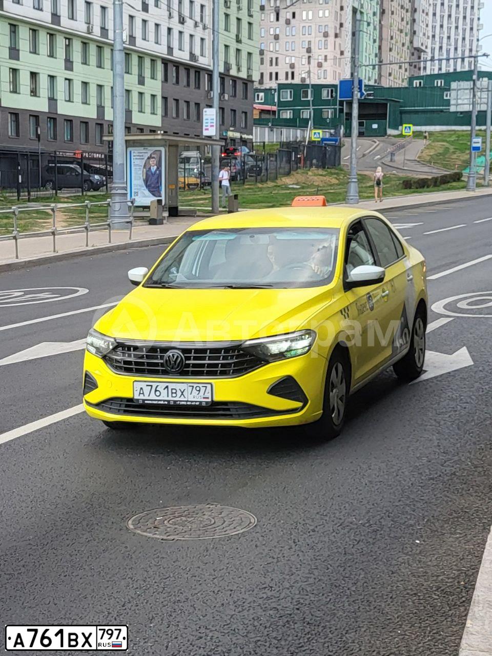 Фото автомобиля VOLKSWAGEN POLO, 2020 — госномер А761ВХ797. Цвет: ЖЕЛТЫЙ
