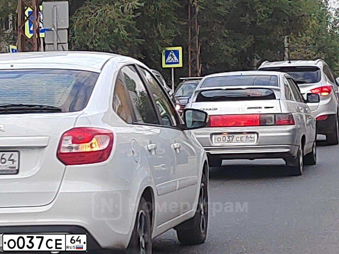 Фото автомобиля LADA 2112, 2004 — госномер О037СЕ64. Цвет: СЕРЕБРИСТЫЙ