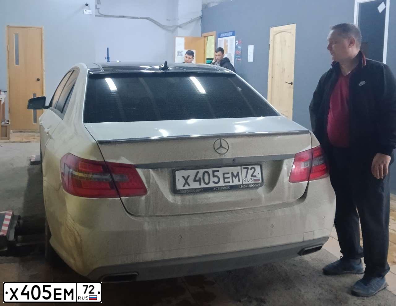 Фото автомобиля MERCEDES E-KLASSE, 2012 — госномер Р272МХ72. Цвет: Белый