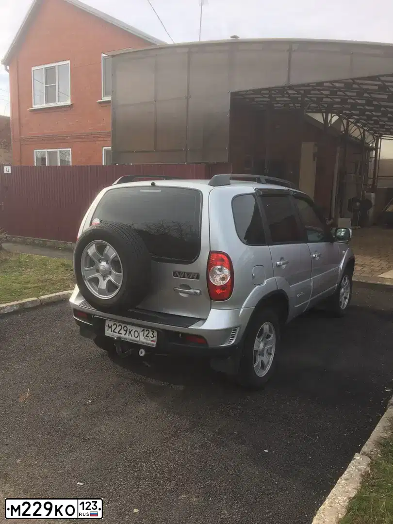 Фото автомобиля CHEVROLET NIVA, 2012 — госномер М229КО123. Цвет: Светло-Серебристый металлик