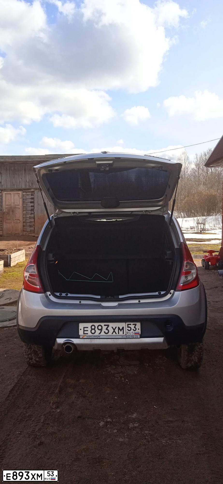 Фото автомобиля RENAULT SANDERO, 2014 — госномер А468СВ147. Цвет: СВЕТЛО-СЕРЫЙ