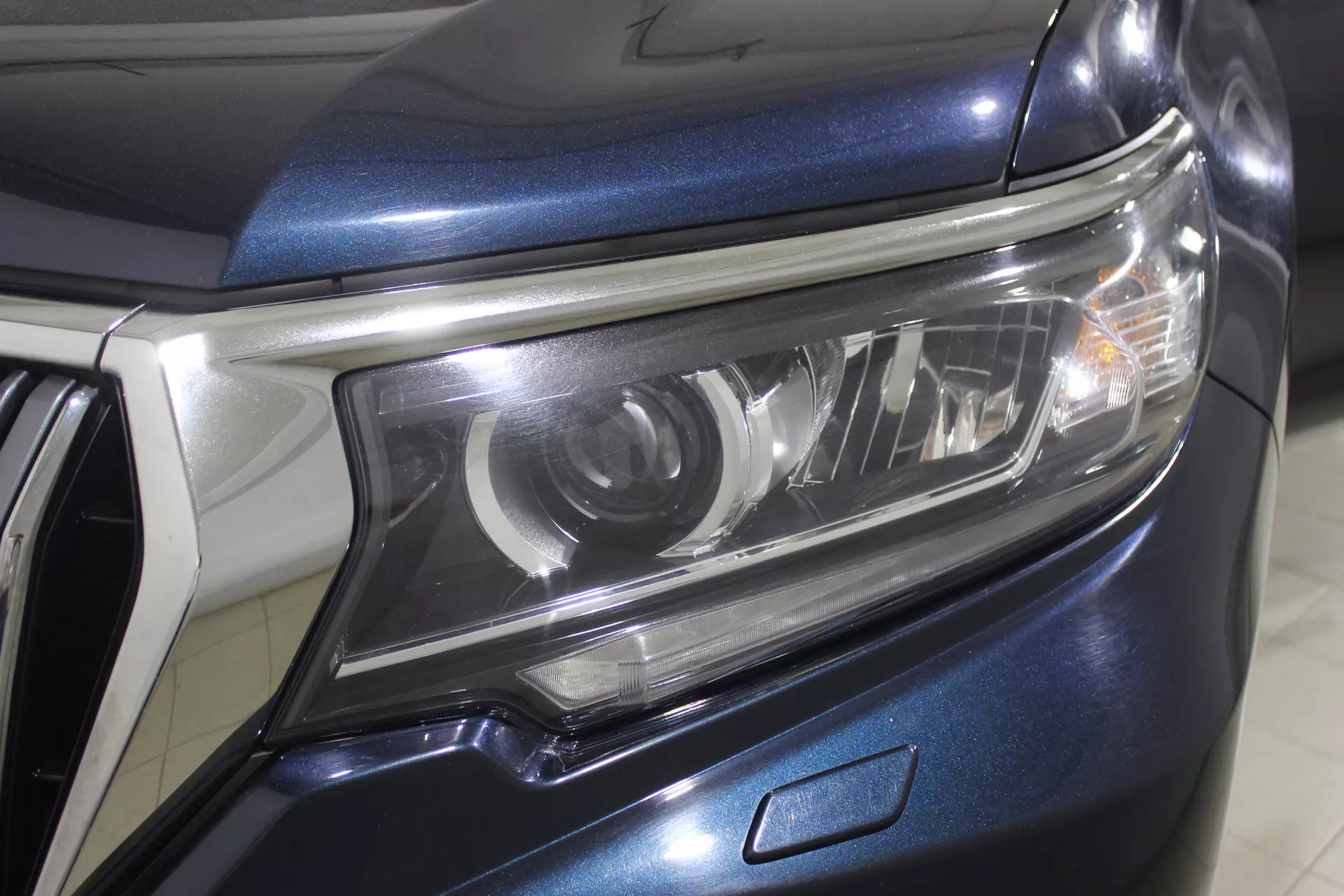 Фото автомобиля TOYOTA LAND CRUISER 150, 2017 — госномер К254УМ799. Цвет: ТЕМНО-СИНИЙ