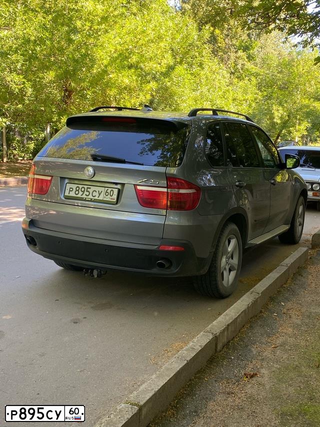 Фото автомобиля BMW X5, 2007 — госномер Р895СУ60. Цвет: Серый