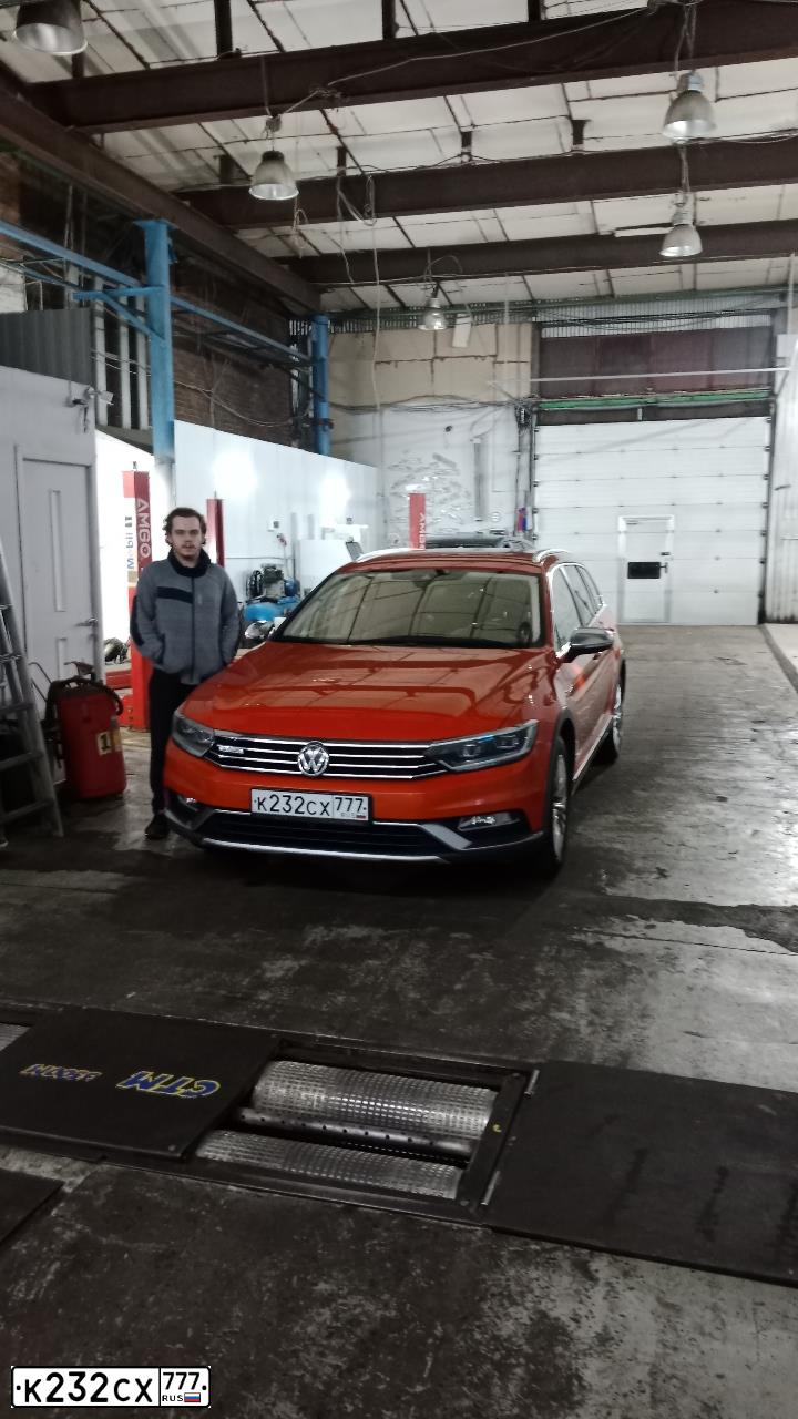 Фото автомобиля VOLKSWAGEN PASSAT, 2016 — госномер Н620ТС797. Цвет: Оранжевый