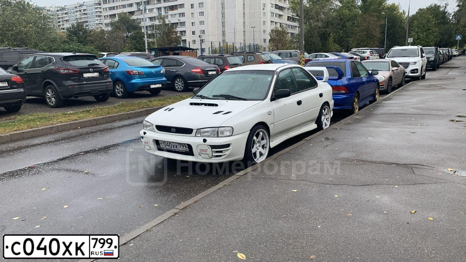 Фото автомобиля SUBARU IMPREZA, 1998 — госномер С040ХК799. Цвет: Белый