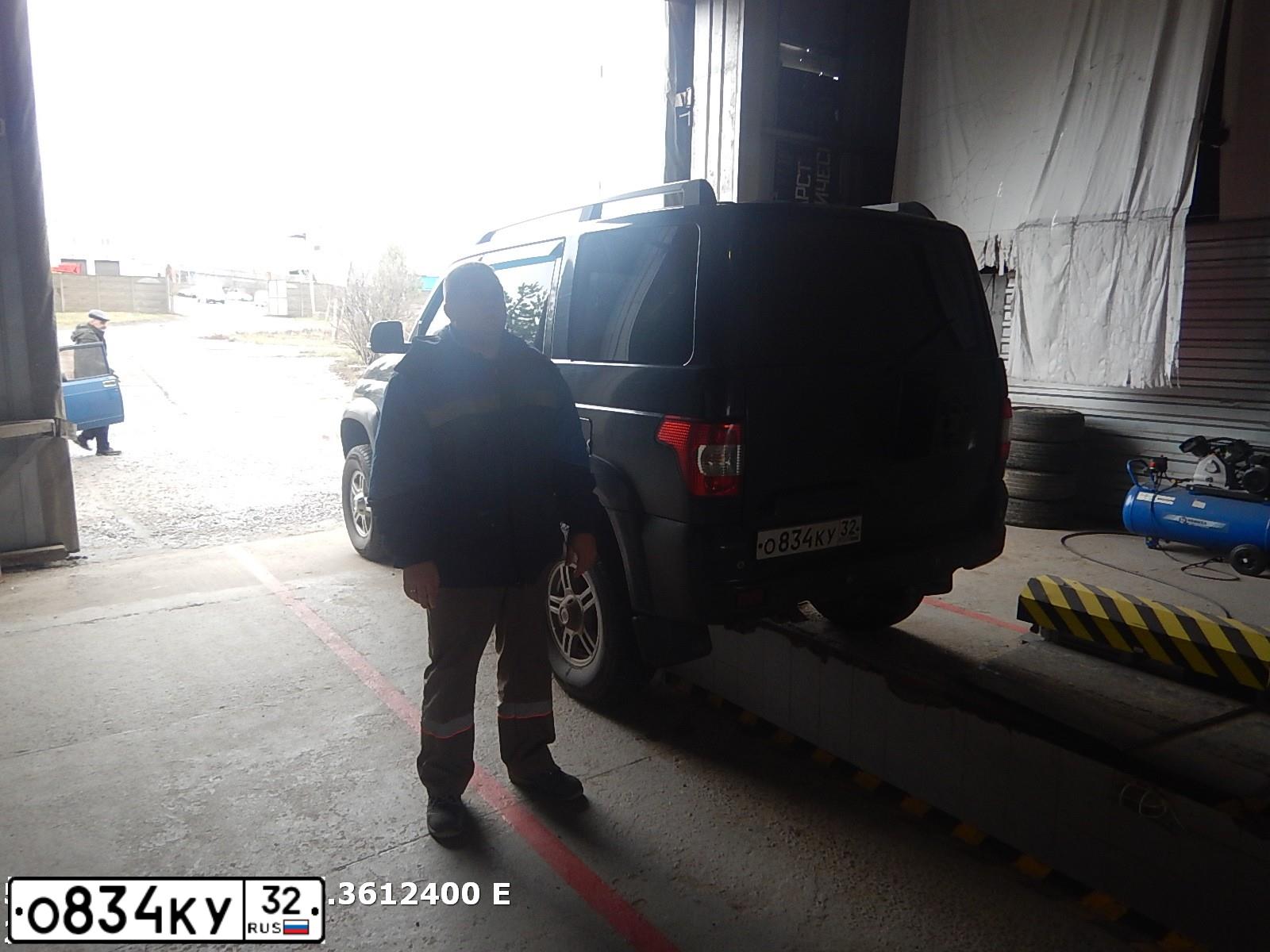 Фото автомобиля UAZ 3163 PATRIOT, 2015 — госномер О834КУ32. Цвет: АВАНТЮРИН-МЕТАЛЛИК