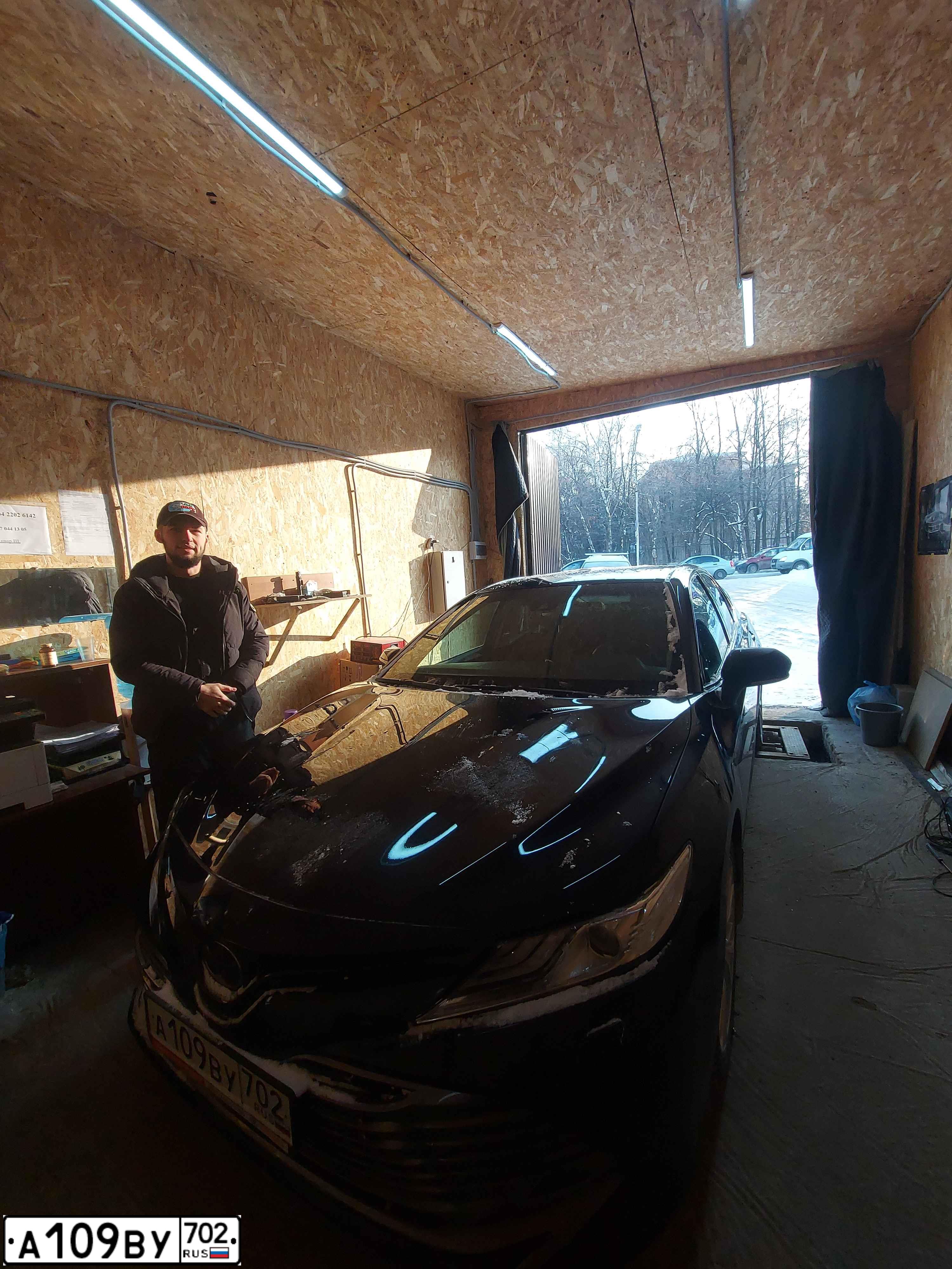 Фото автомобиля TOYOTA CAMRY, 2019 — госномер А109ВУ702. Цвет: синий