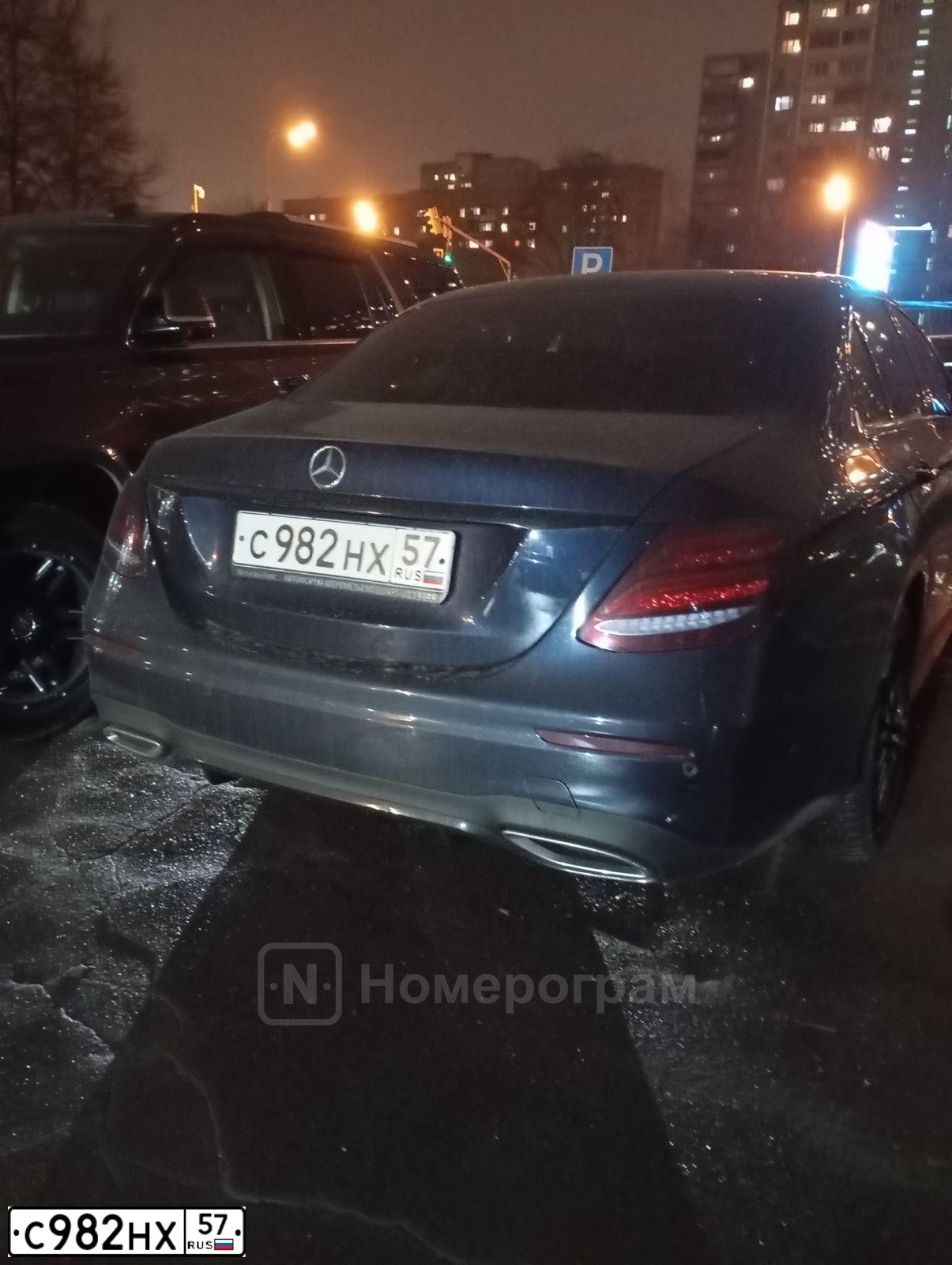 Фото автомобиля MERCEDES E-KLASSE, 2019 — госномер С982НХ57. Цвет: СИНИЙ