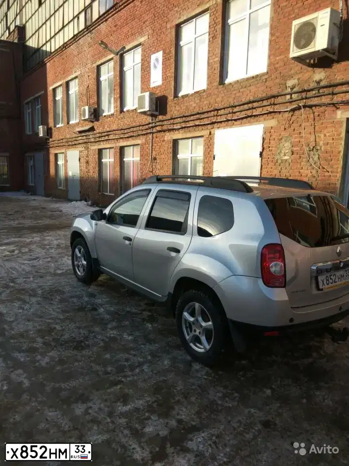 Фото автомобиля RENAULT DUSTER, 2012 — госномер Х852НМ33. Цвет: СВЕТЛО-СЕРЫЙ