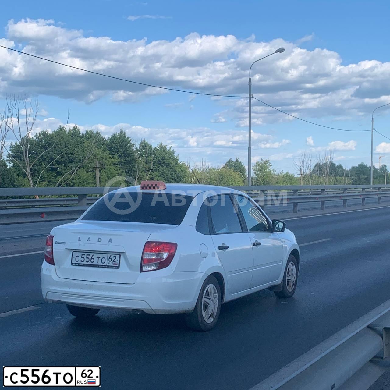Фото автомобиля LADA 2190 GRANTA, 2020 — госномер С556ТО62. Цвет: Белый