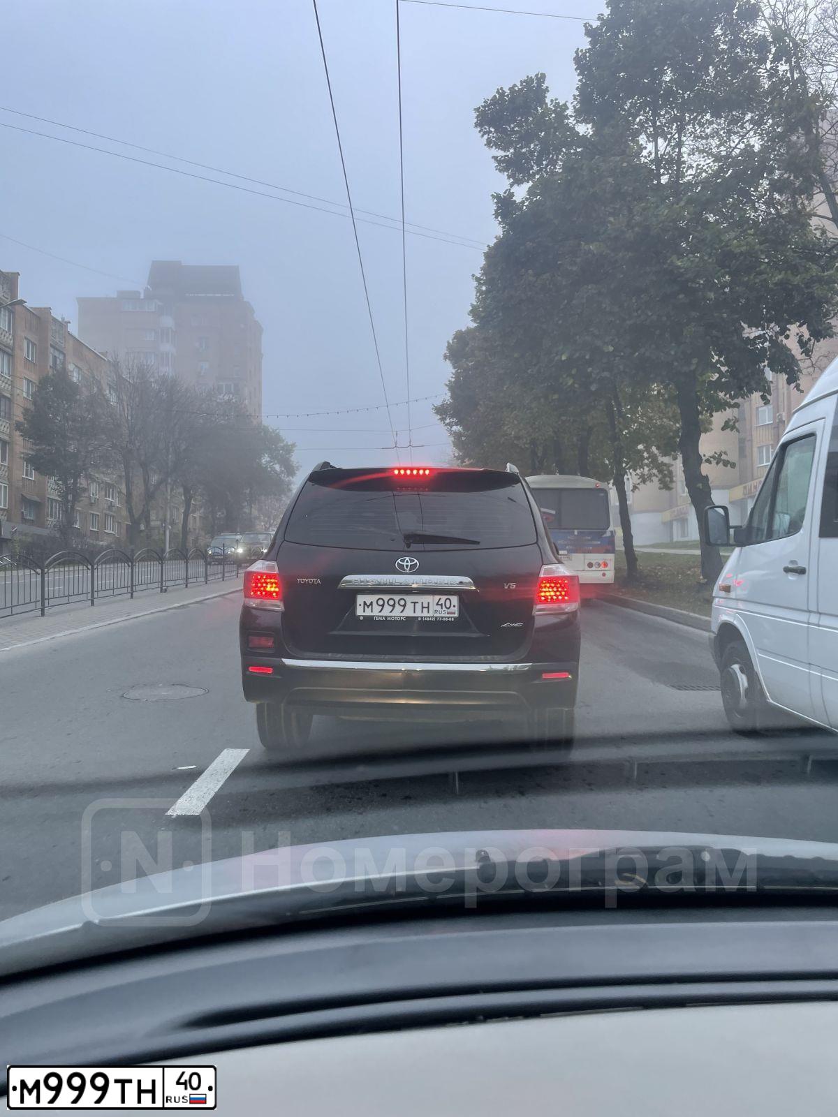 Фото автомобиля TOYOTA HIGHLANDER, 2013 — госномер М999ТН40. Цвет: ЧЕРНЫЙ