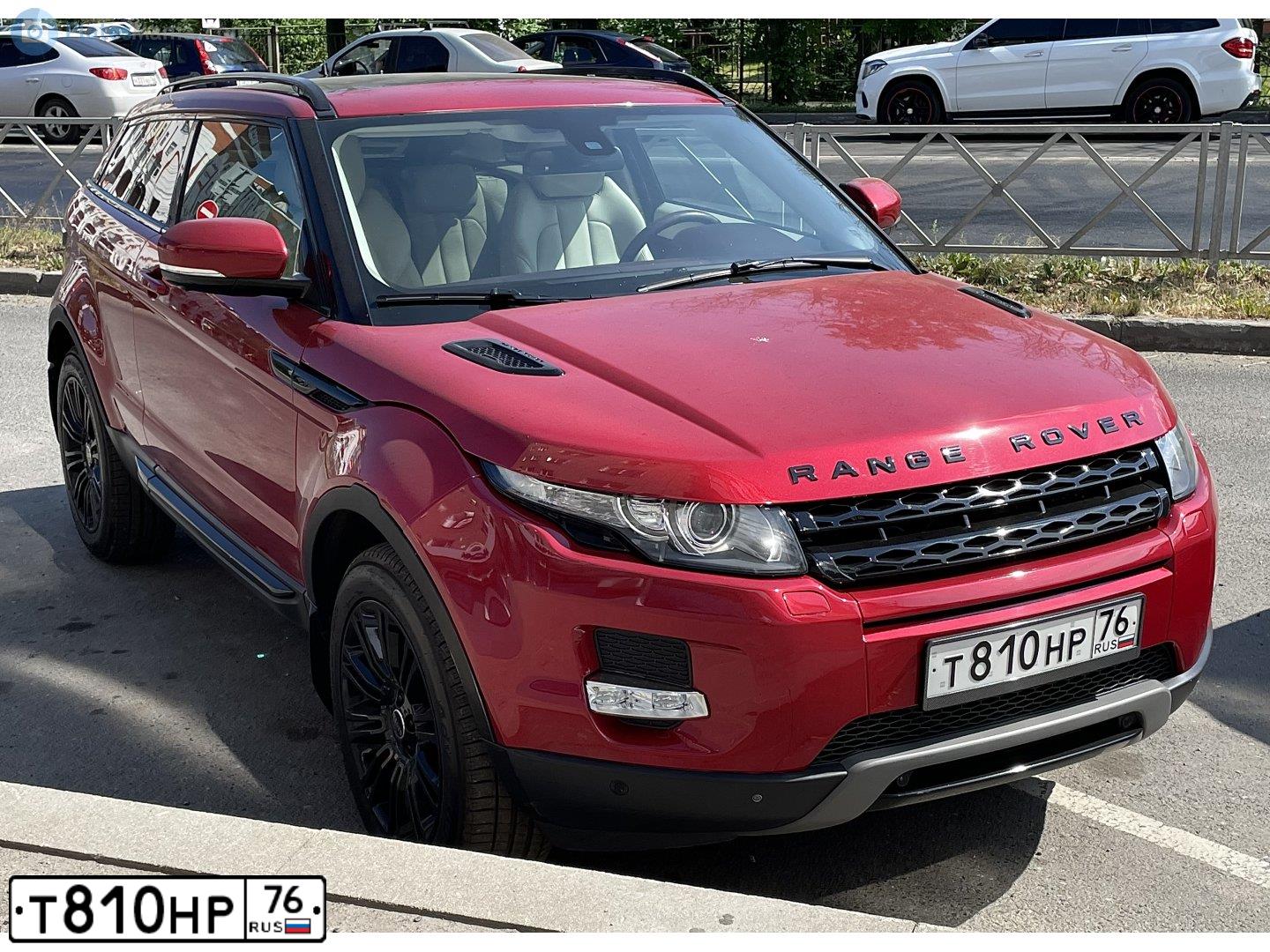 Фото автомобиля LANDROVER RANGE ROVER EVOQUE, 2012 — госномер Т810НР76. Цвет: КРАСНЫЙ