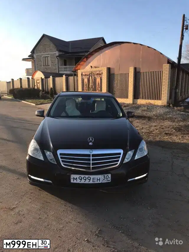 Фото автомобиля MERCEDES E-KLASSE, 2011 — госномер О350НО30. Цвет: Коричневый