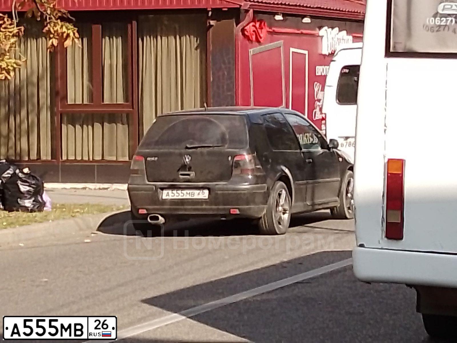 Фото автомобиля VOLKSWAGEN GOLF, 2000 — госномер А555МВ26. Цвет: ЧЕРНЫЙ
